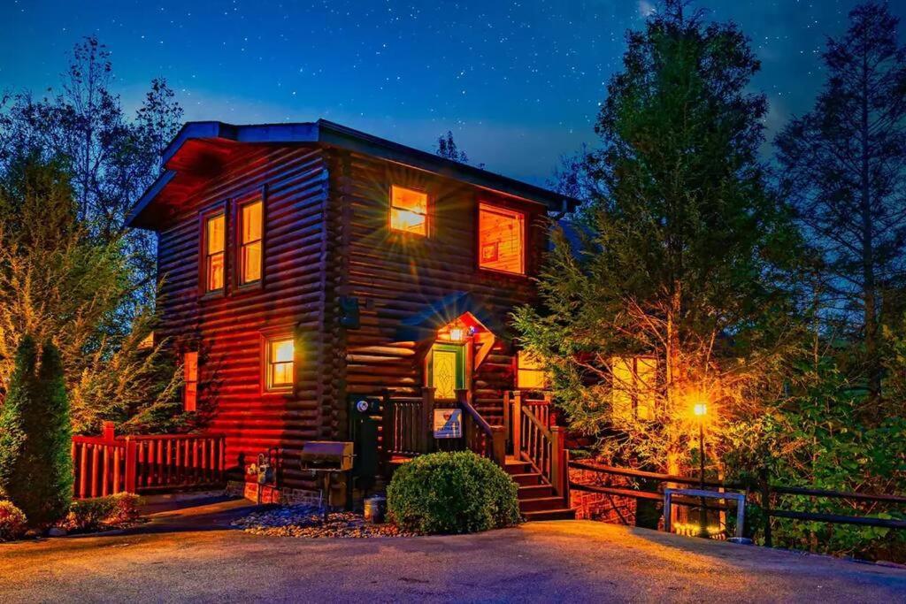 Stunning Mountain Cabin W Hot Tub Gatlinburg Exterior photo