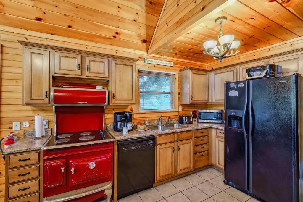Stunning Mountain Cabin W Hot Tub Gatlinburg Exterior photo
