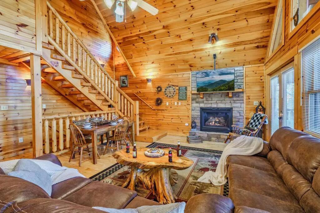 Stunning Mountain Cabin W Hot Tub Gatlinburg Exterior photo