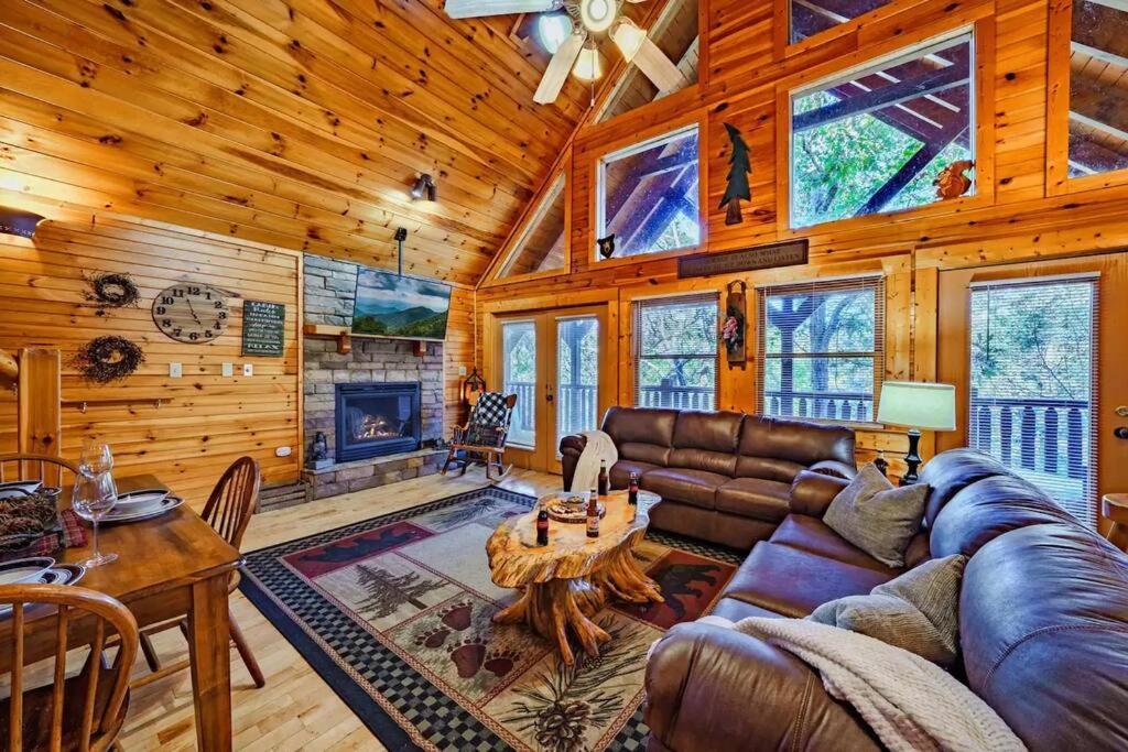 Stunning Mountain Cabin W Hot Tub Gatlinburg Exterior photo