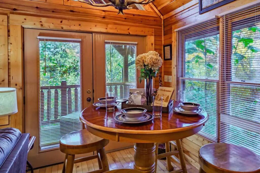 Stunning Mountain Cabin W Hot Tub Gatlinburg Exterior photo