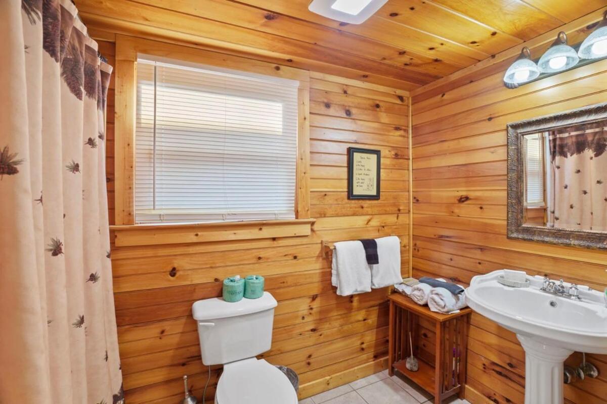 Stunning Mountain Cabin W Hot Tub Gatlinburg Exterior photo