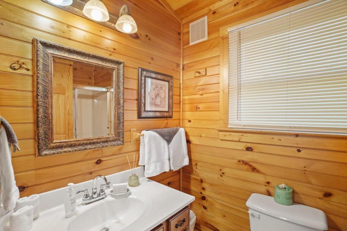 Stunning Mountain Cabin W Hot Tub Gatlinburg Exterior photo
