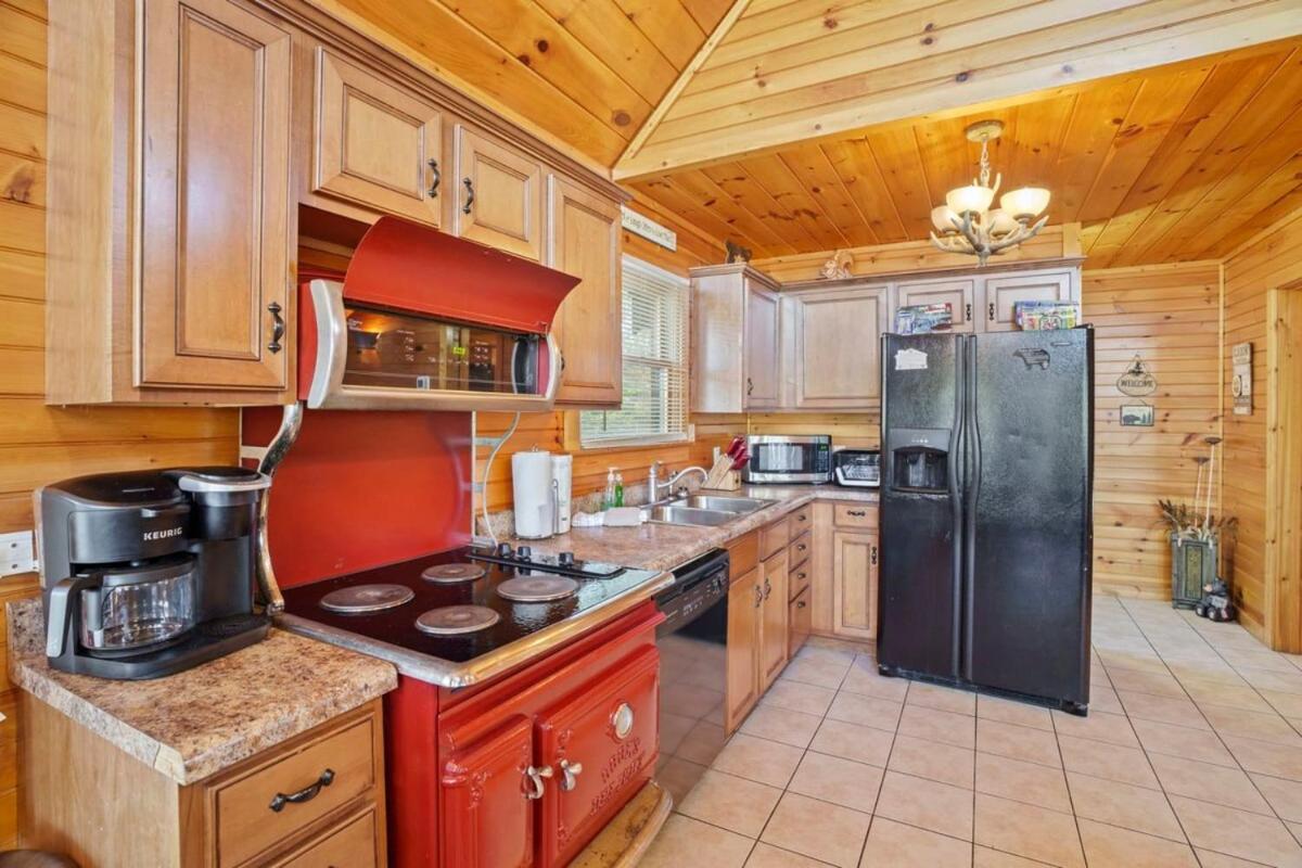 Stunning Mountain Cabin W Hot Tub Gatlinburg Exterior photo