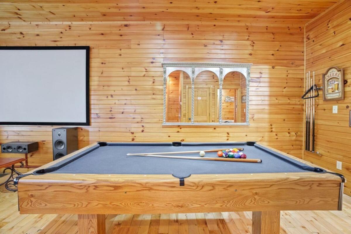 Stunning Mountain Cabin W Hot Tub Gatlinburg Exterior photo
