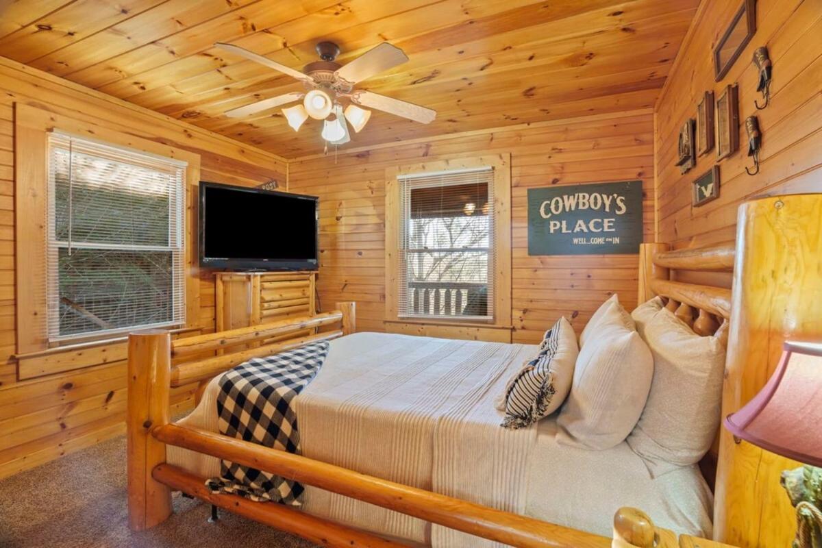 Stunning Mountain Cabin W Hot Tub Gatlinburg Exterior photo