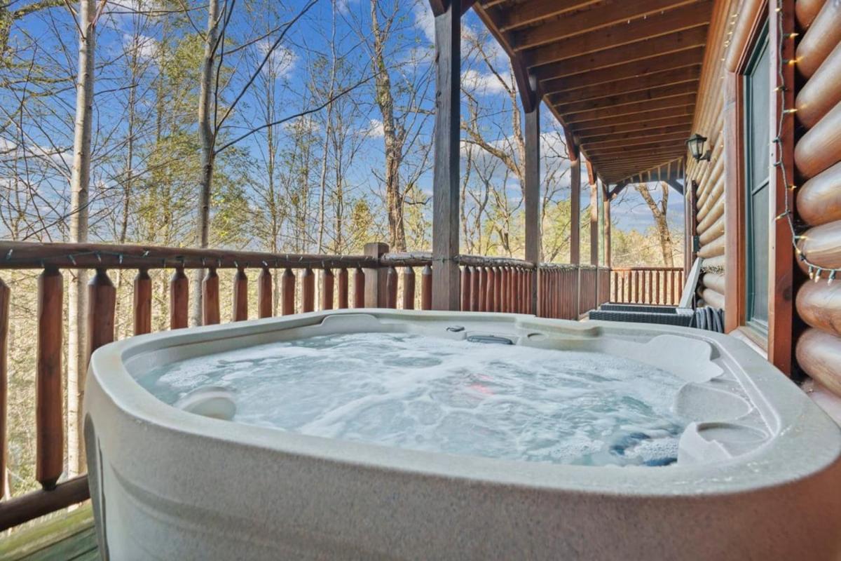Stunning Mountain Cabin W Hot Tub Gatlinburg Exterior photo
