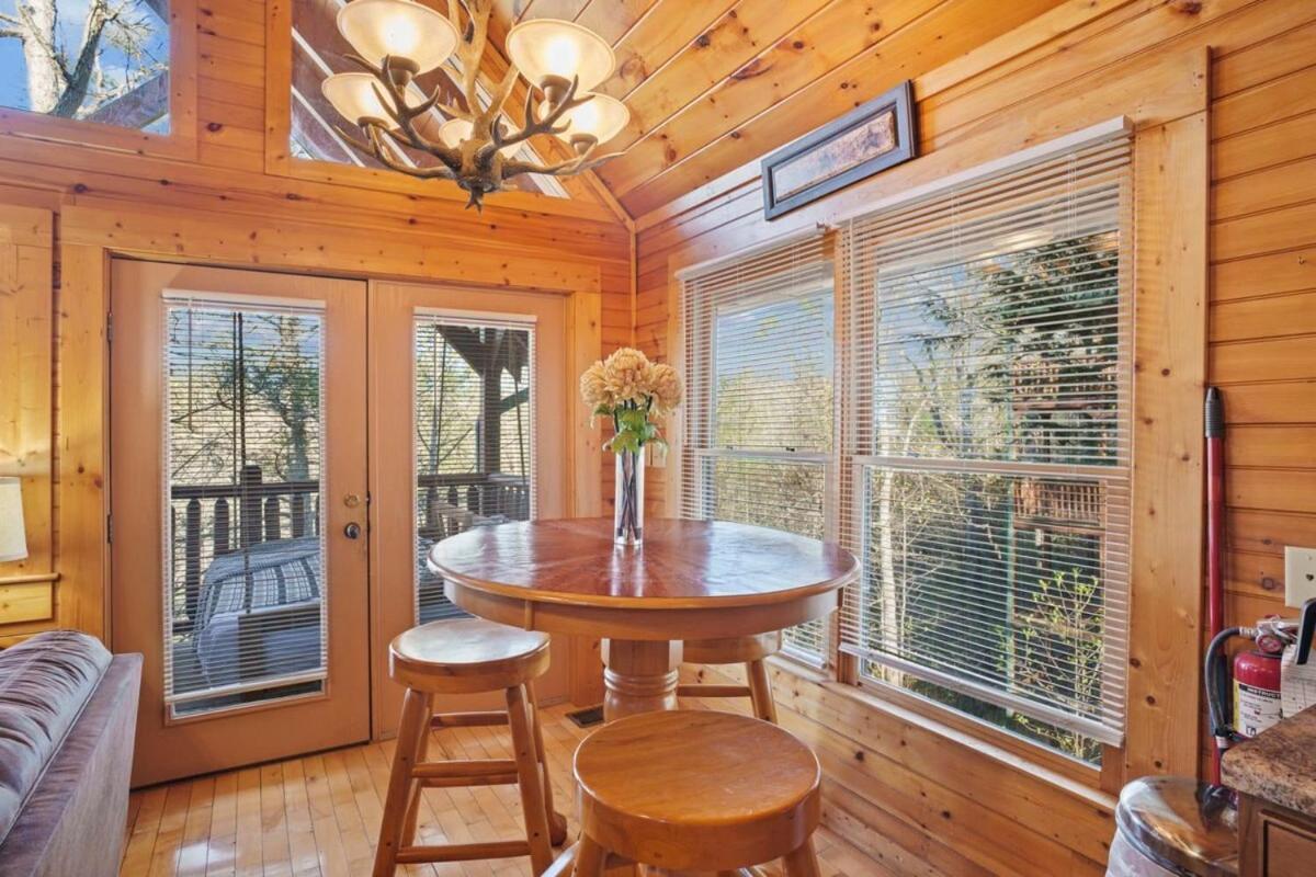 Stunning Mountain Cabin W Hot Tub Gatlinburg Exterior photo