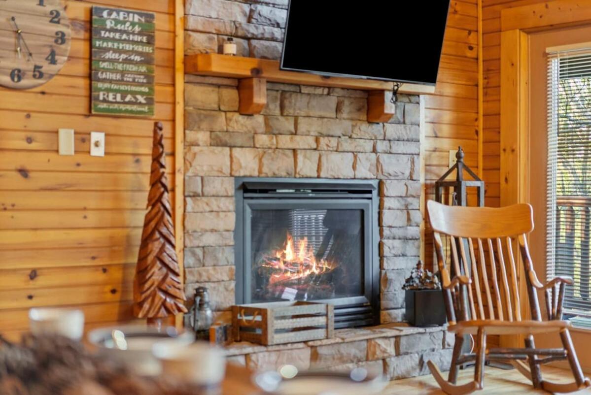 Stunning Mountain Cabin W Hot Tub Gatlinburg Exterior photo