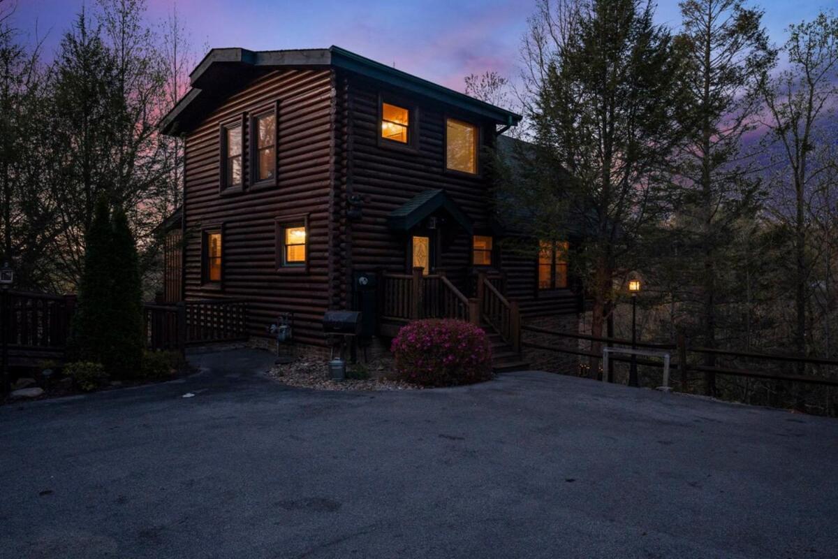 Stunning Mountain Cabin W Hot Tub Gatlinburg Exterior photo